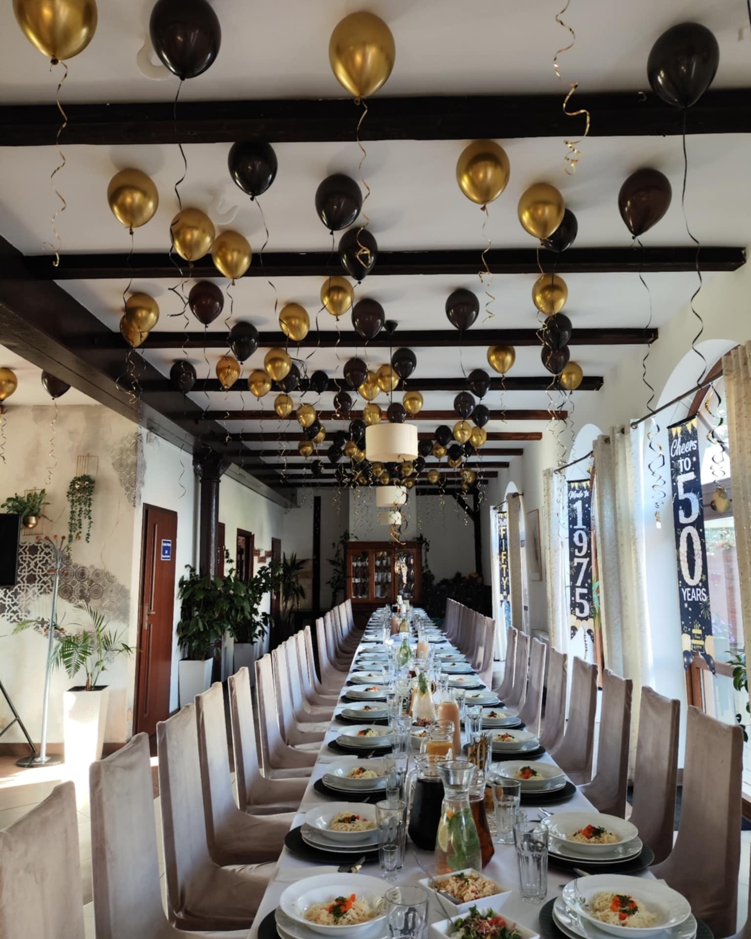 Złoto-czarna dekoracja jubileuszowa z balonami z helem - Darłowo - Bon Appetit Restauracja Imprezy Okolicznościowe - zdjęcie 2