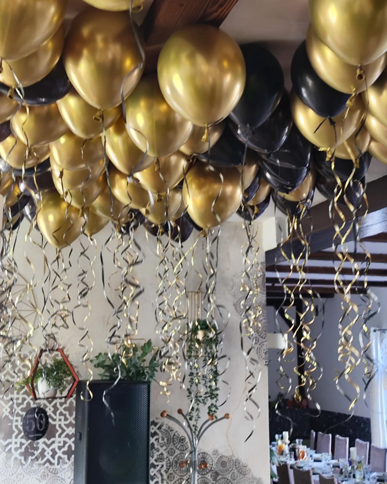 Złoto-czarna dekoracja jubileuszowa z balonami z helem - Darłowo - Bon Appetit Restauracja Imprezy Okolicznościowe - zdjęcie 3
