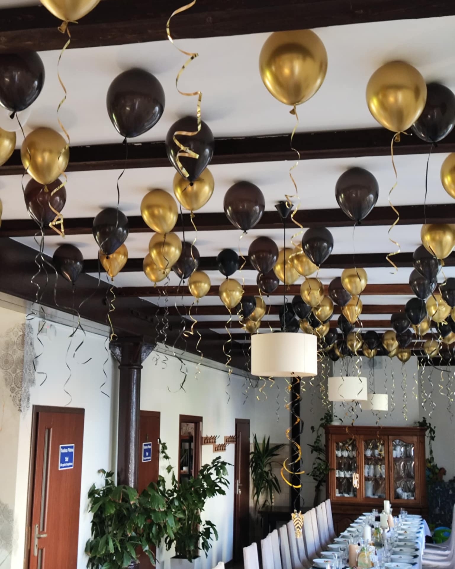 Złoto-czarna dekoracja jubileuszowa z balonami z helem - Darłowo - Bon Appetit Restauracja Imprezy Okolicznościowe - zdjęcie 4