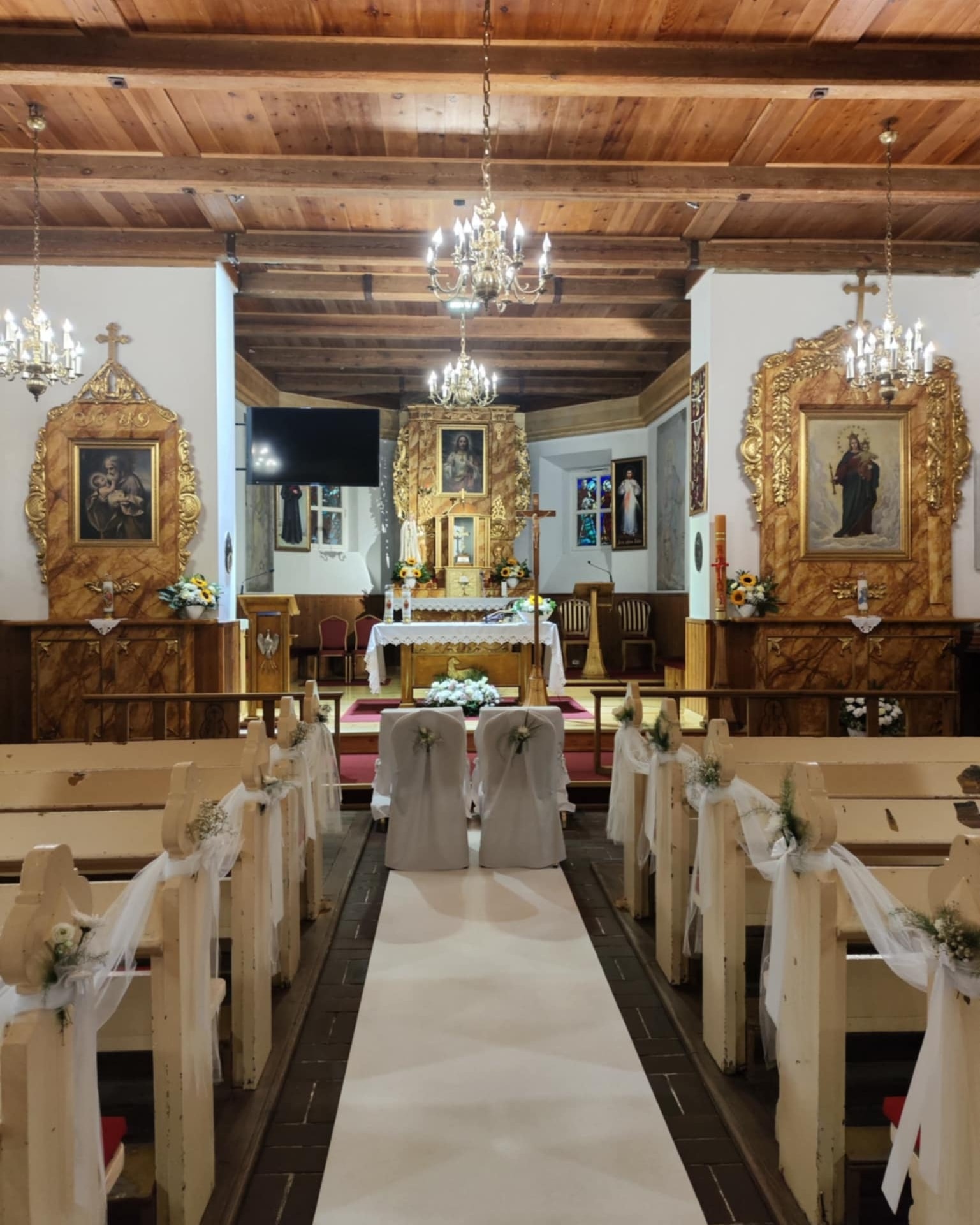 Dekoracja kościoła na ślub z białym chodnikiem i kwiatami - Kobylnica - zdjęcie 3