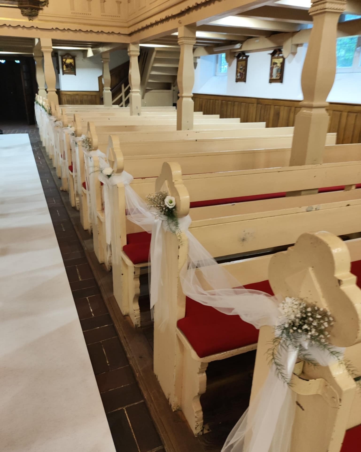 Dekoracja kościoła na ślub z białym chodnikiem i kwiatami - Kobylnica - zdjęcie 4