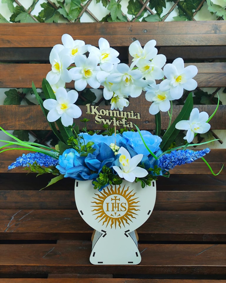 Upominki komunijne: flowerboxy i bukiety ze słodkościami