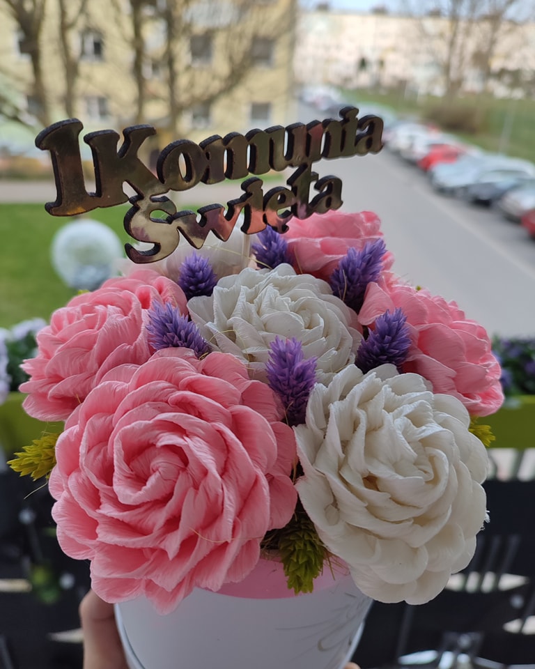 Upominki komunijne: flowerboxy i bukiety ze słodkościami - zdjęcie 3